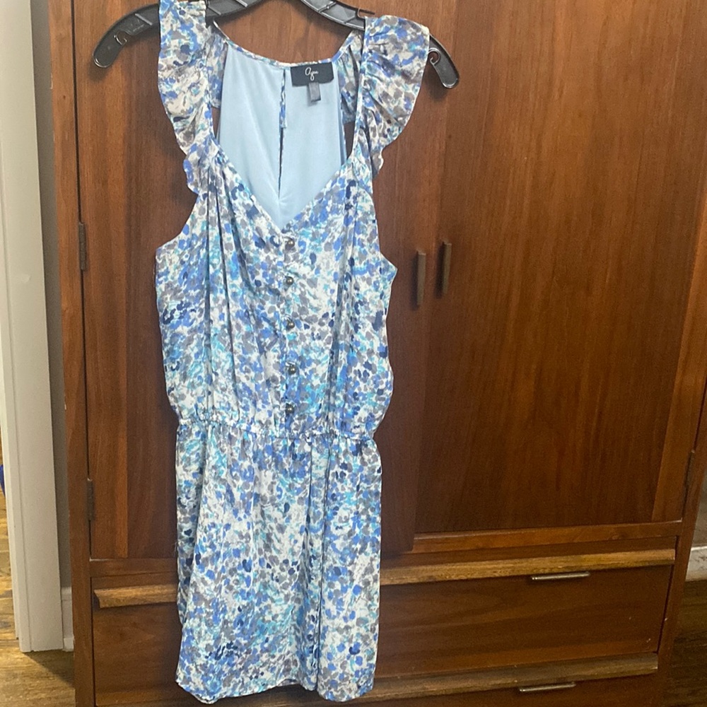Floral dress to knee with elastic waste.
